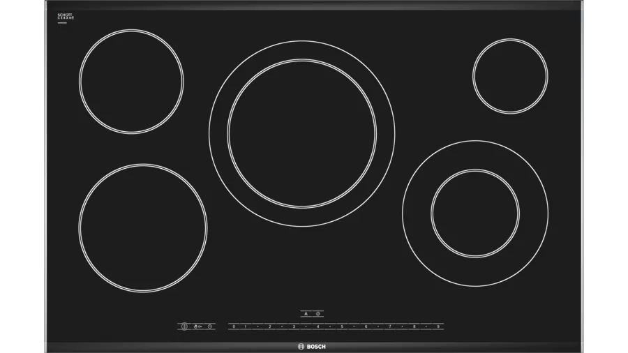 Cocina de vitrocerámica elegante y moderna en una cocina bien iluminada de Madrid, destacando su diseño liso y contemporáneo que facilita la cocción y limpieza.