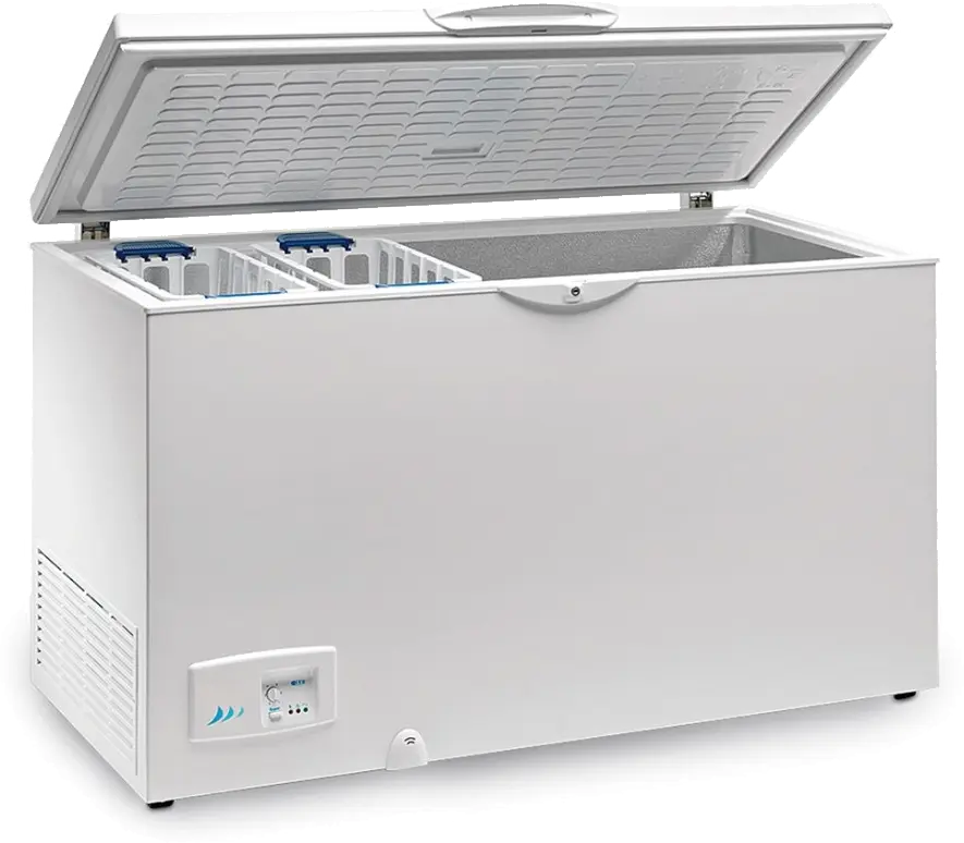 Técnico reparando un congelador en un domicilio de Madrid, utilizando herramientas especializadas para restaurar su funcionalidad y eficiencia energética.